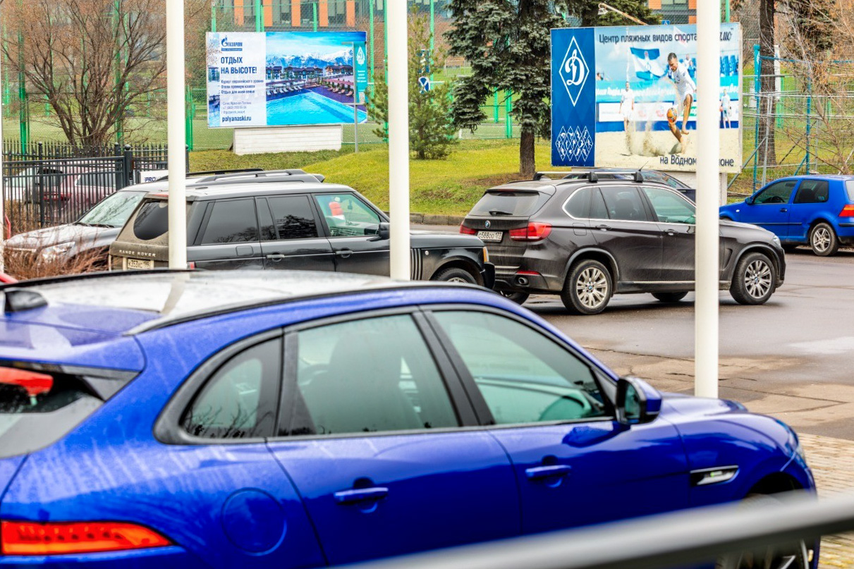 наружная реклама ГТЦ «Газпром» на парковке ресторана "Vодный"