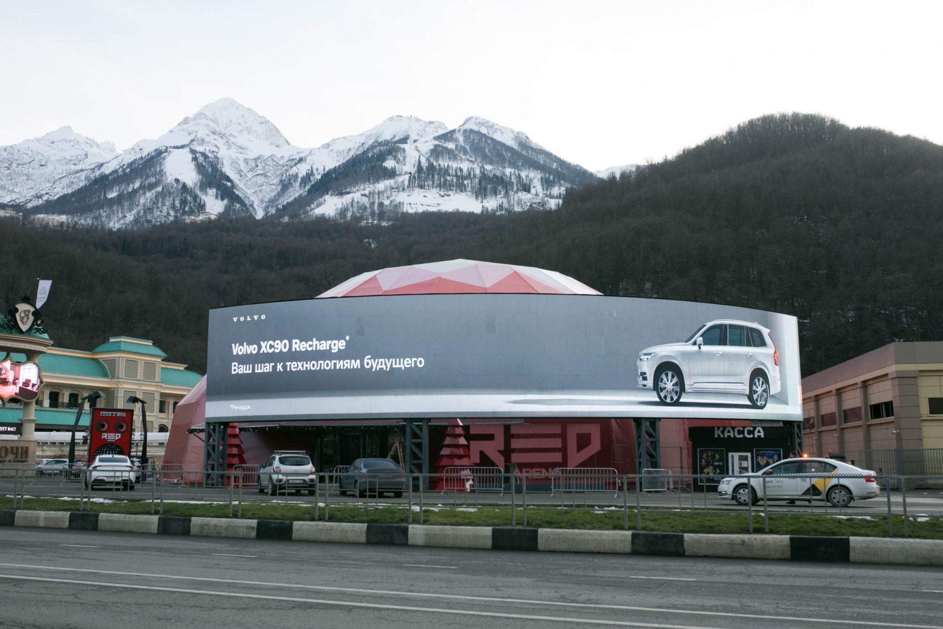реклама Volvo на медиафасаде RED ARENA 