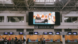 Реклама на видео экране в аэропорту