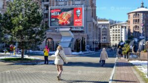 Наружная видео реклама на горнолыжном курорте «Красная Поляна» сети ресторанов KFC от рекламного агентства IQ