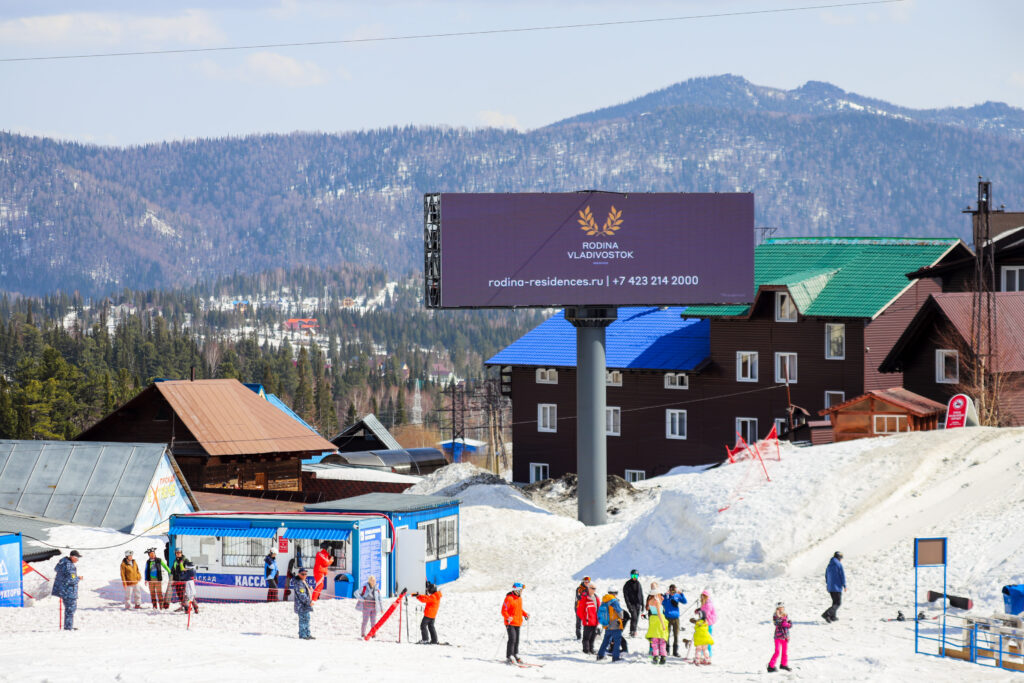 Наружная реклама на видеоэкранах на горнолыжном курорте «Шерегеш» элитных отелей Владивостока