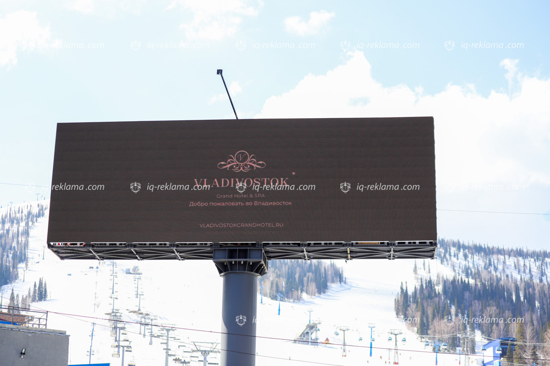 Наружная реклама на видеоэкранах на горнолыжном курорте «Шерегеш» элитных отелей Владивостока