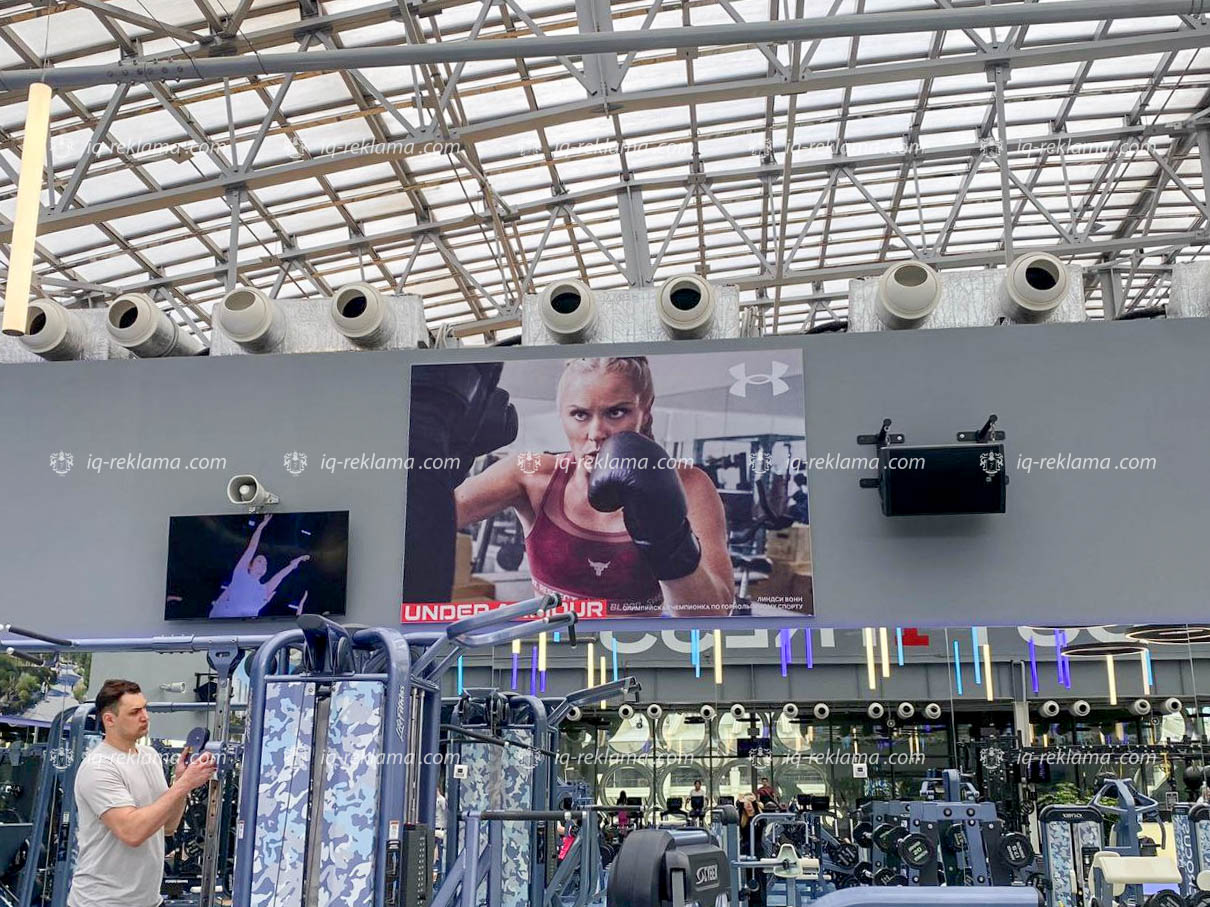 Индор-реклама в фитнес-клубе Crocus Fitness в Лужниках элитной недвижимости «Пионер»